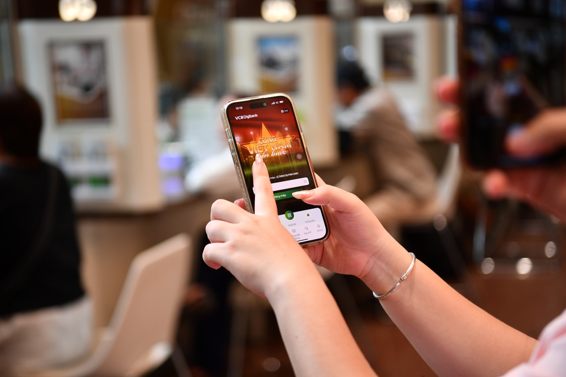 Hình ảnh giao diện ứng dụng VCB Digibank được cập nhật theo chủ đề chương trình "Cùng Việt Nam tiến bước", mang đến trải nghiệm hiện đại, kết nối tinh thần dân tộc