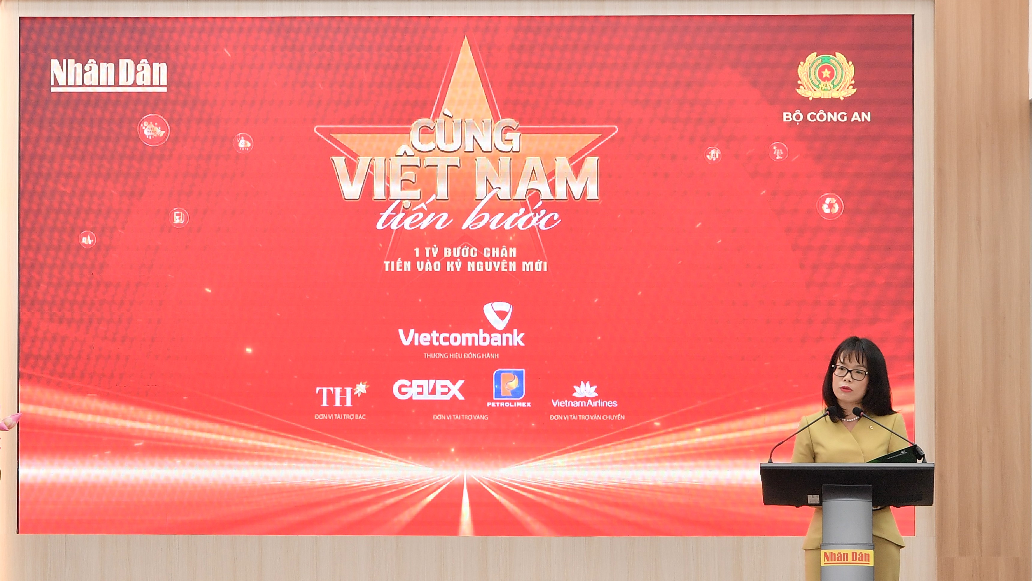Bà Đoàn Hồng Nhung - Thành viên Ban Điều hành, Giám đốc Khối Bán lẻ Vietcombank phát biểu