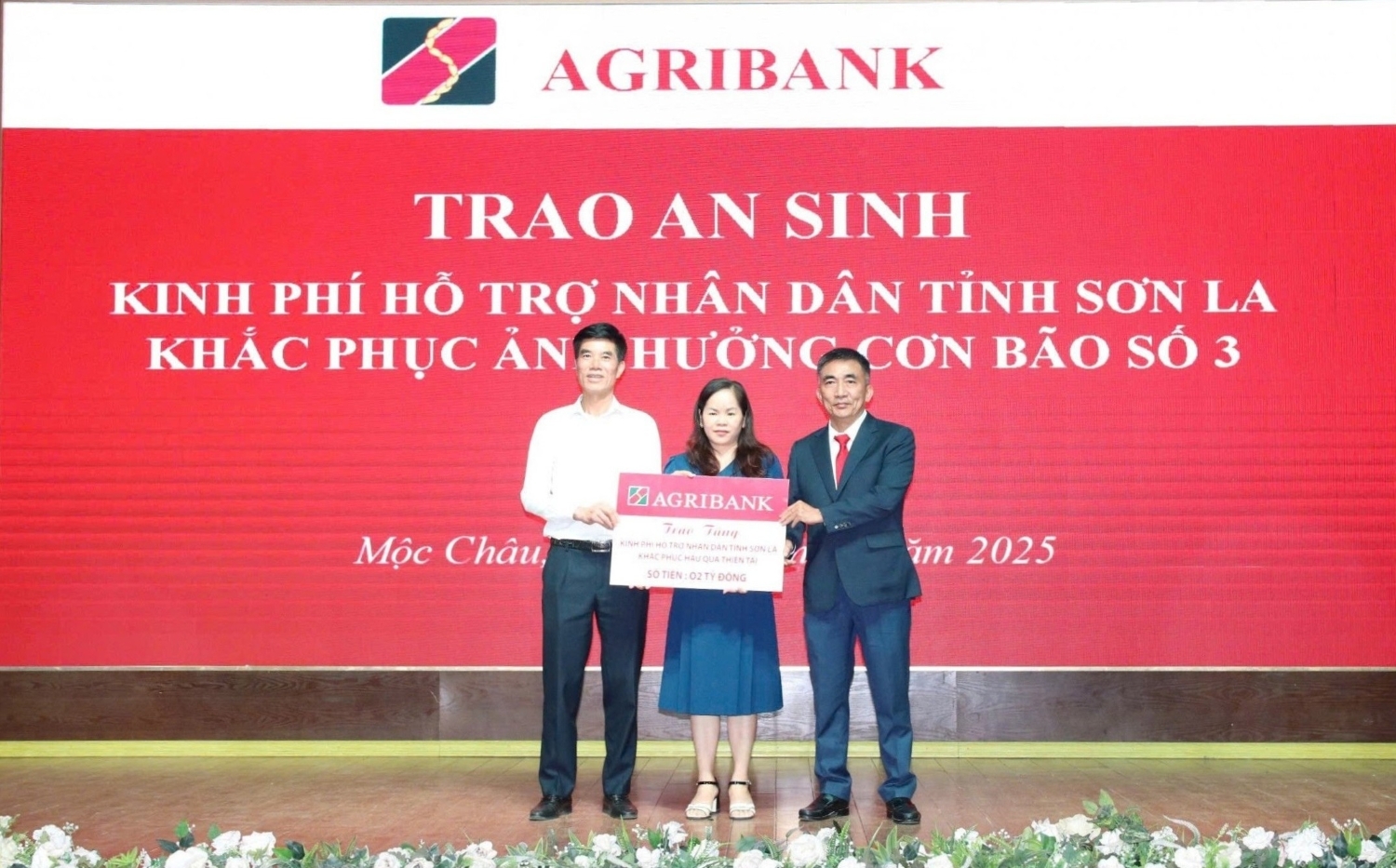 Agribank trao 2 tỷ đồng hỗ trợ nhân dân tỉnh Sơn La khắc phục hậu quả bão lũ