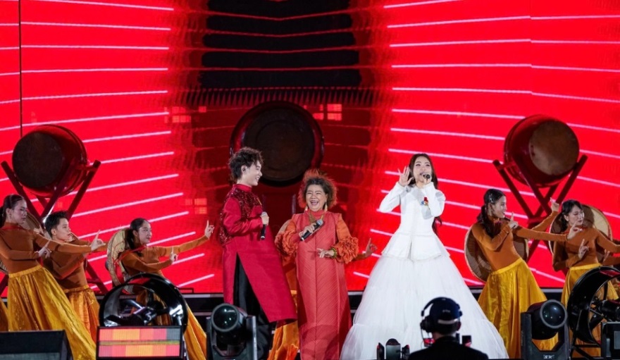Tiết mục nghệ thuật mở màn đại nhạc hội "V Concert - Rạng rỡ Việt Nam"