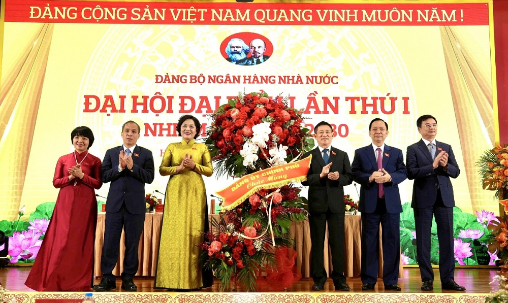 Đồng chí Hồ Đức Phớc - Ủy viên Ban Chấp hành Trung ương Đảng, Ủy viên Ban Thường vụ Đảng ủy, Phó Thủ tướng Chính phủ, Tổ trưởng Tổ chỉ đạo số 5 của Đảng ủy Chính phủ chúc mừng Đại hội Đảng bộ NHNN lần thứ I nhiệm kỳ 2025 - 2030.