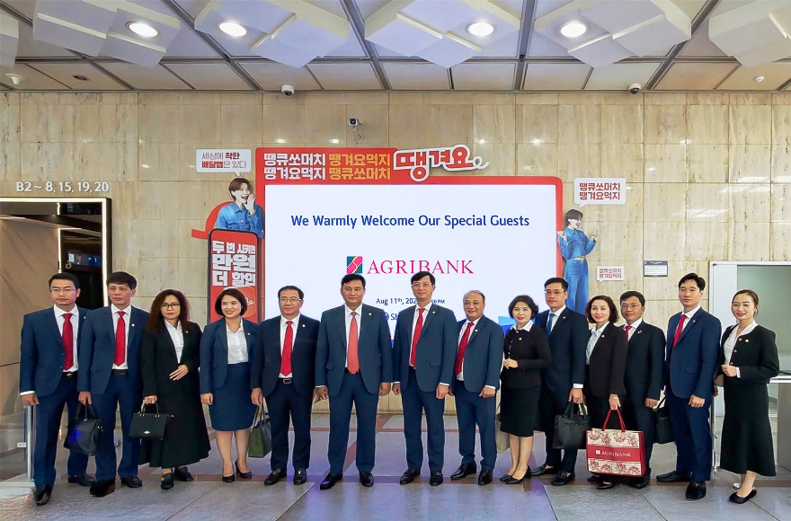 Đoàn công tác Agribank tới thăm và trao đổi, chia sẻ kinh nghiệm với Shinhan Bank