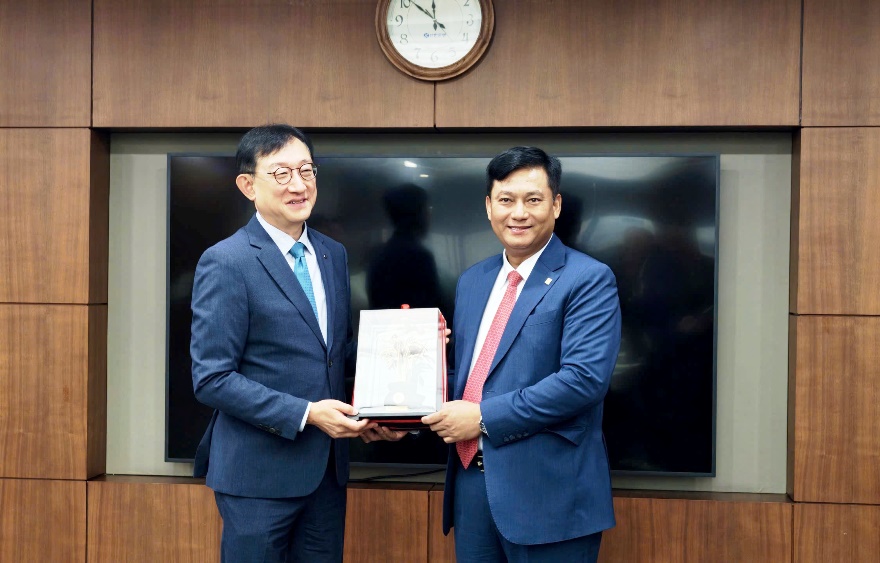 Hai lãnh đạo cấp cao Agribank và Shinhan Bank trao quà lưu niệm