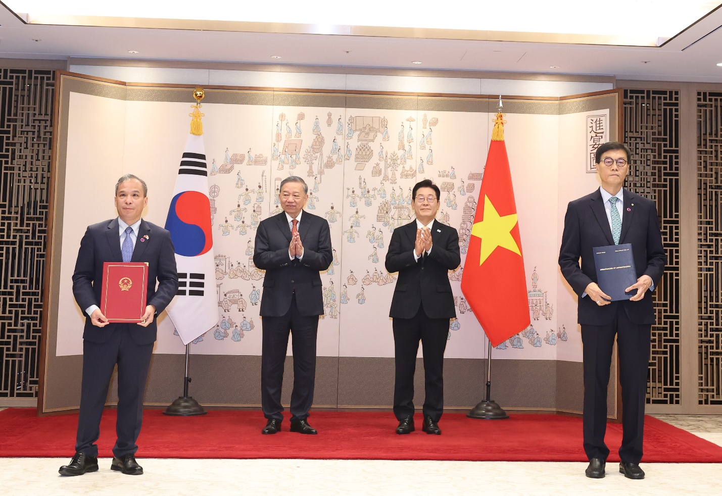 Phó Thống đốc Đoàn Thái Sơn và Thống đốc NHTW Hàn Quốc Chang Yong Rhee trao Bản ghi nhớ về hợp tác và hỗ trợ kỹ thuật dưới sự chứng kiến của Tổng Bí thư Tô Lâm và Tổng thống Hàn Quốc Lee Jae Myung