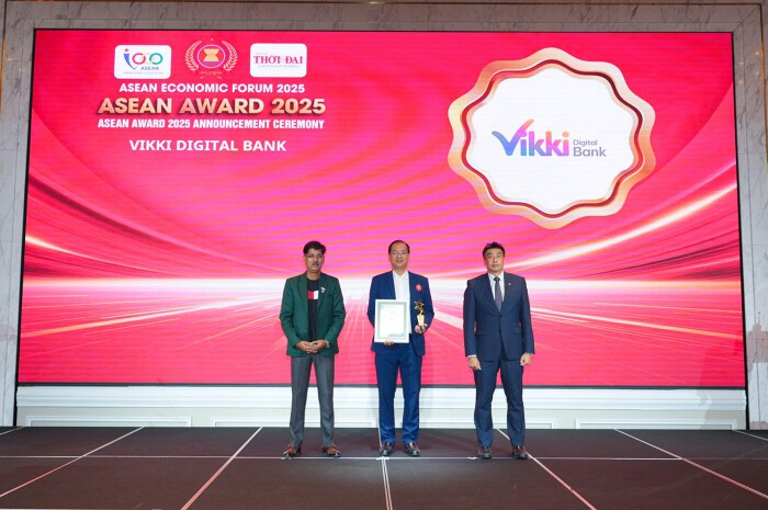 Ông Trần Xuân Huy - Tổng Giám đốc Vikki Digital Bank nhận giải Top 10 Thương hiệu Nổi tiếng ASEAN 2025. Ảnh: Bích Thu.