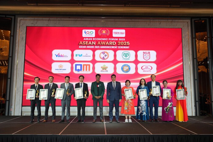 Ông Trần Xuân Huy - Tổng Giám đốc Vikki Digital Bank và các doanh nghiệp nhận giải Top 10 Thương hiệu Nổi tiếng ASEAN 2025. Ảnh: Bích Thu.