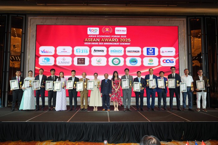 ‏Ông Trần Xuân Huy - Tổng Giám đốc Vikki Digital Bank và các đại biểu nhận giải doanh nghiệp tiêu biểu ASEAN 2025.‏ Ảnh: Bích Thu.