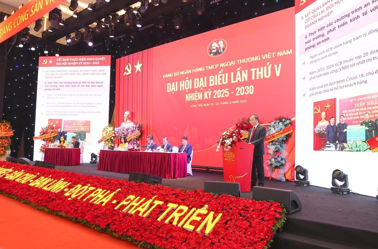 Đ/c Lê Quang Vinh - Phó Bí thư Đảng ủy, Thành viên HĐQT, Tổng Giám đốc trình bày Báo cáo tổng kết thực hiện Nghị quyết Đại hội đại biểu Đảng bộ Vietcombank nhiệm kỳ 2020-2025, phương hướng nhiệm vụ nhiệm kỳ 2025-2030