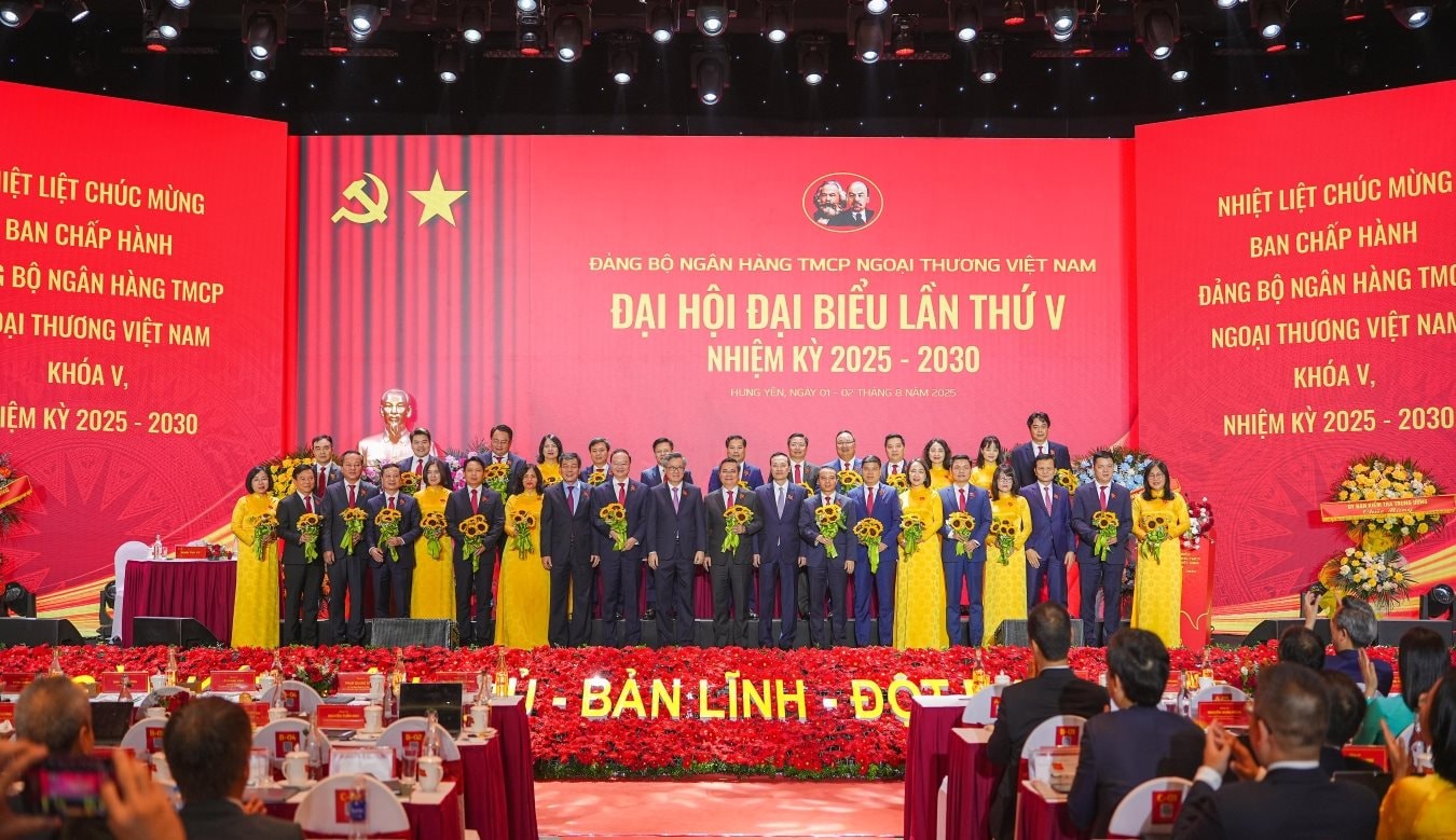Lãnh đạo Đảng ủy Chính phủ, Ban Tổ chức Trung ương, NHNN tặng hoa chúc mừng 29 đồng chí trúng cử BCH Đảng bộ Vietcombank khóa V, nhiệm kỳ 2025 - 2030