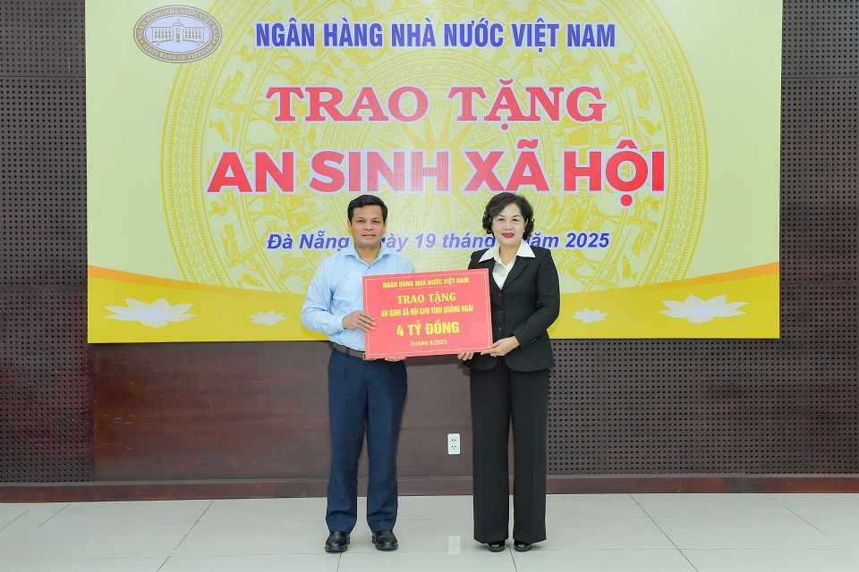 Thống đốc NHNN Nguyễn Thị Hồng trao biểu trưng an sinh xã hội cho đại diện tỉnh Quảng Ngãi