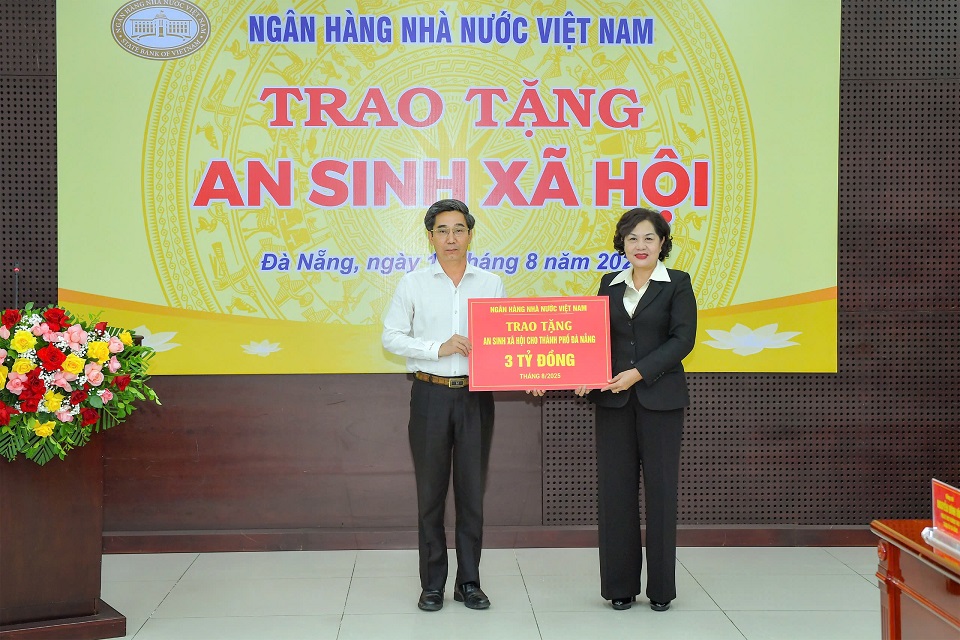 Thống đốc NHNN Nguyễn Thị Hồng trao biểu trưng an sinh xã hội cho đại diện TP. Đà Nẵng