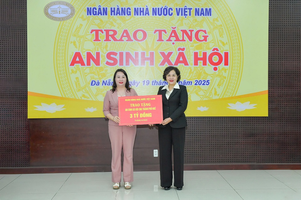 Thống đốc NHNN Nguyễn Thị Hồng trao biểu trưng an sinh xã hội cho đại diện TP. Huế