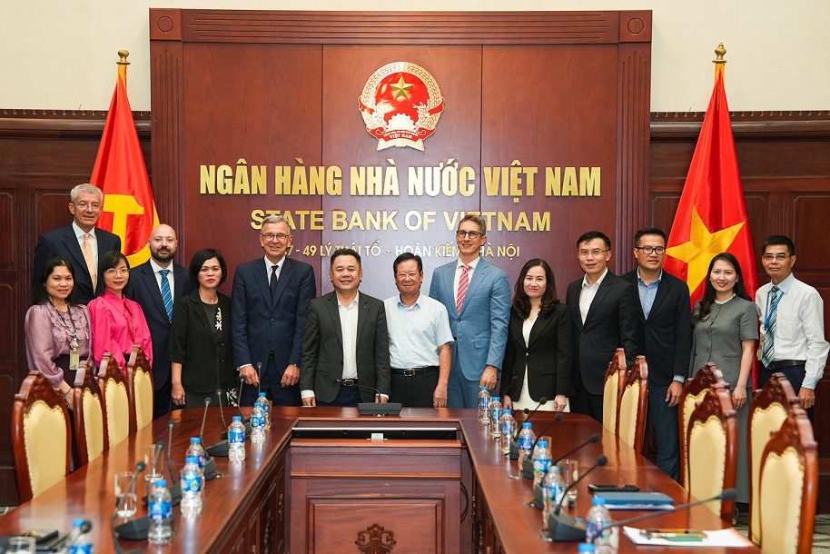 Đoàn NHNN và đoàn DZ Bank chụp ảnh lưu niệm