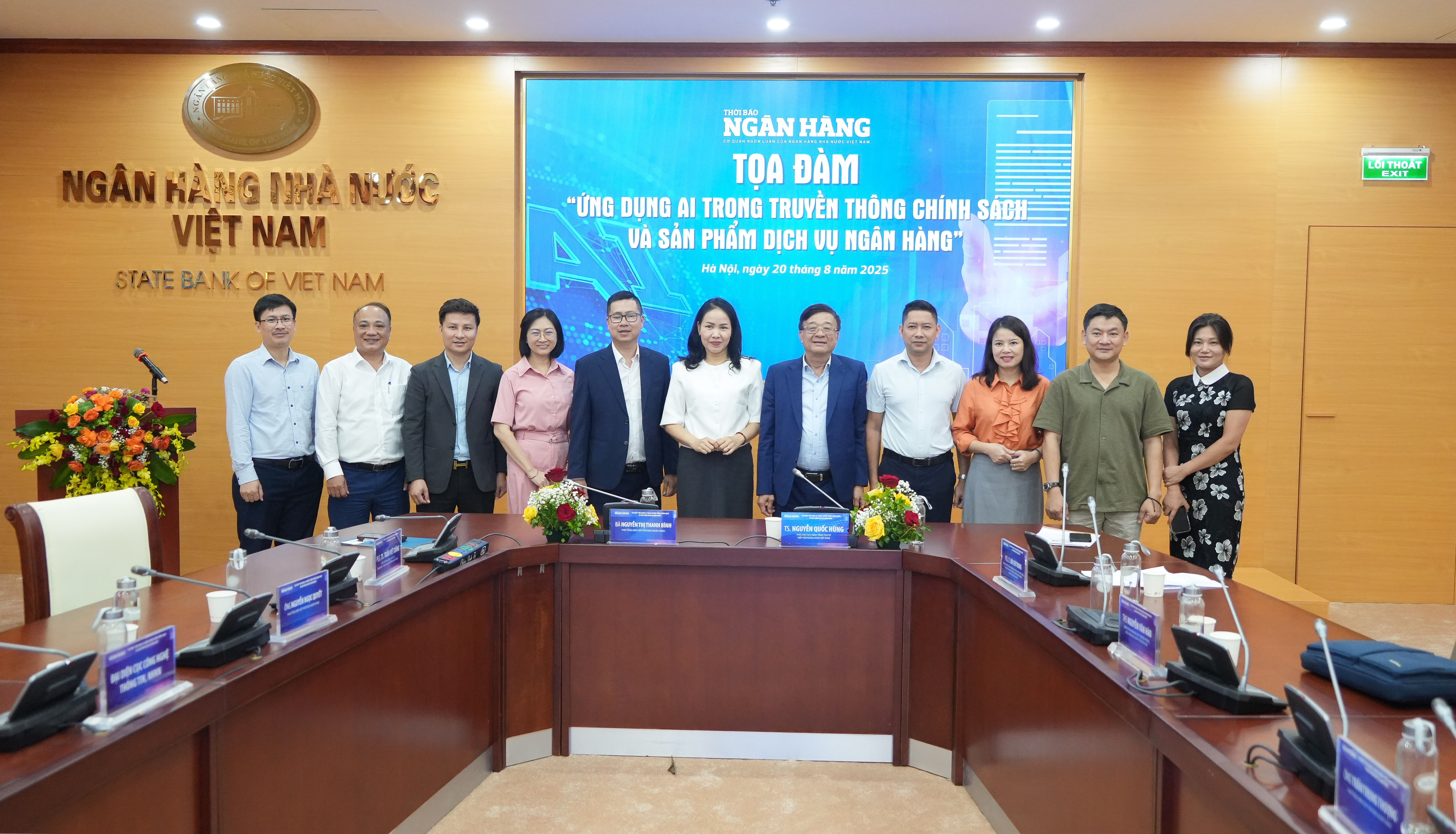 Các đại biểu tham dự tọa đàm chụp ảnh lưu niệm