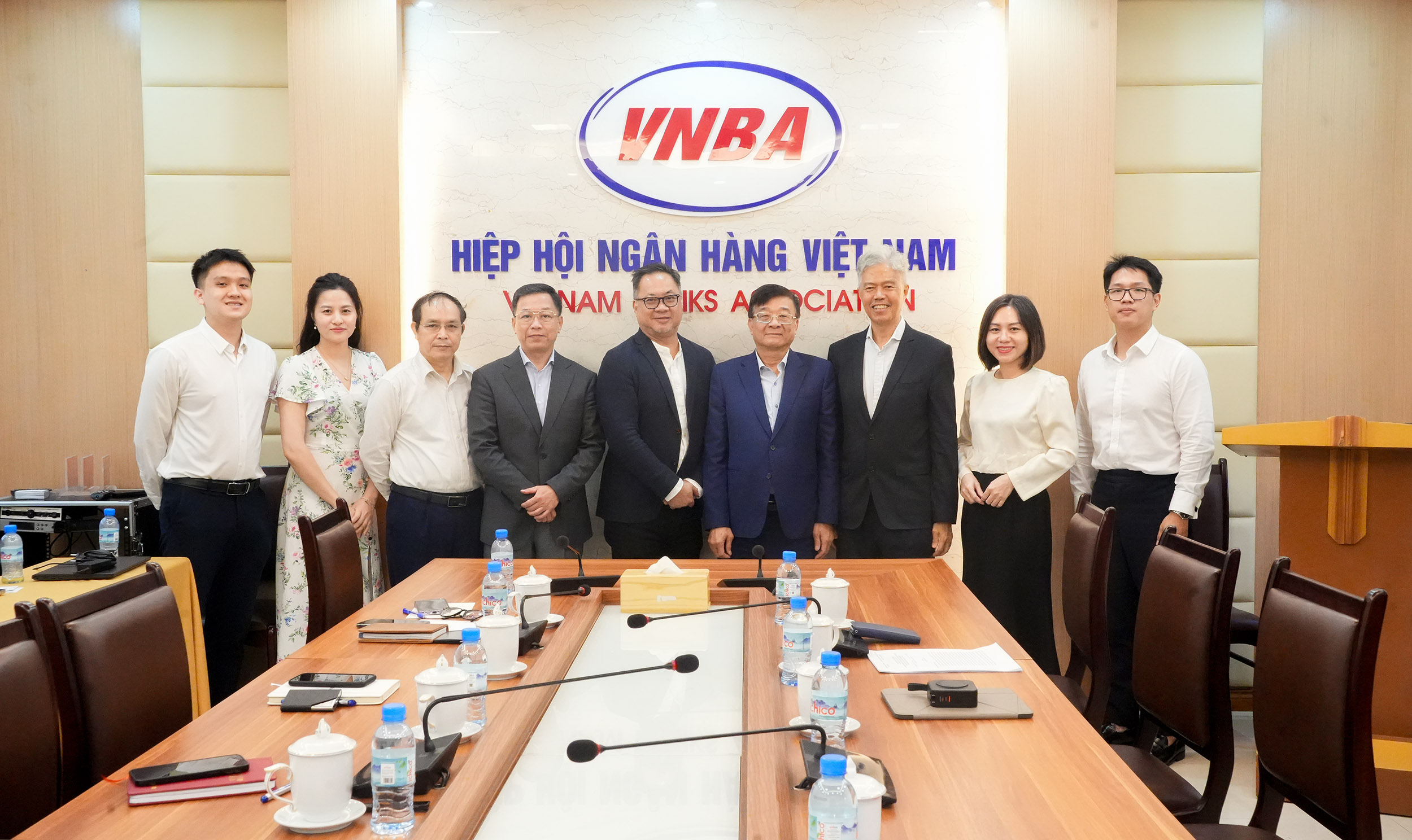 Đại diện VNBA cùng các thành viên đoàn công tác Hiệp hội Ngân hàng ASEAN chụp ảnh lưu niệm
