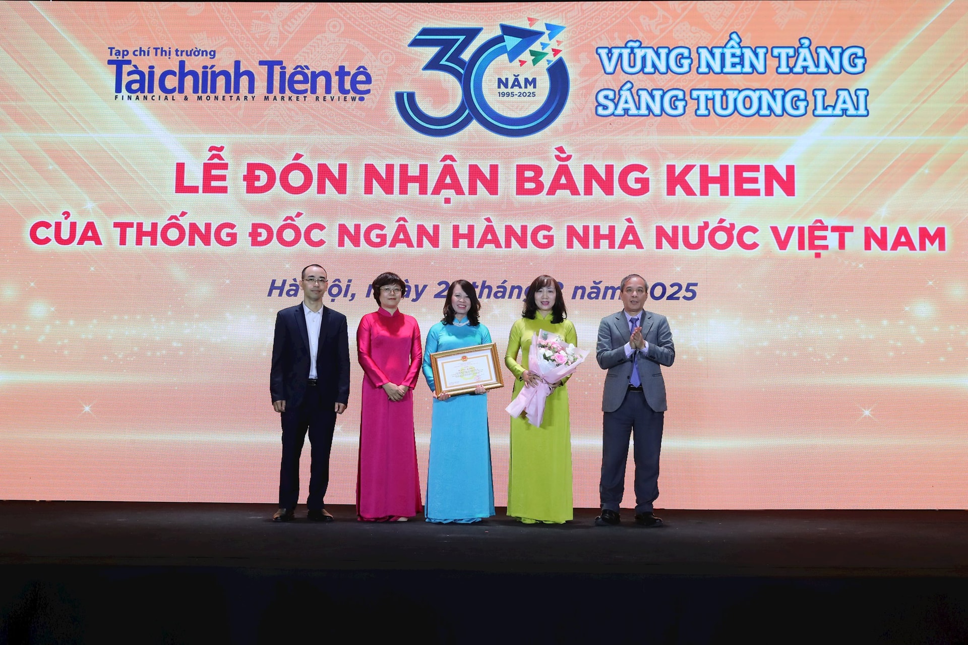 Phó Thống đốc Đoàn Thái Sơn trao Bằng khen của Thống đốc Ngân hàng Nhà nước cho tập thể Tạp chí Thị trường Tài chính Tiền tệ. Ảnh: Huy Hoàng
