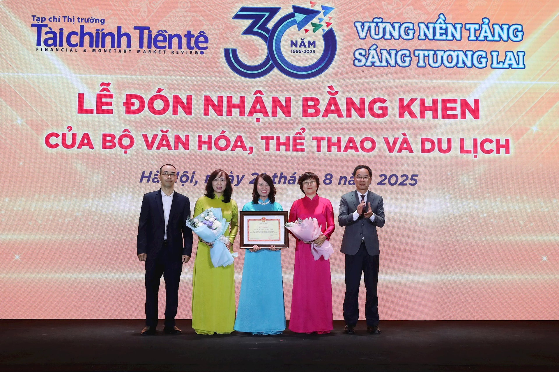 Ông Nguyễn Văn Hiếu, Phó Cục trưởng Cục Báo chí đã trao Bằng khen của Bộ trưởng Bộ Văn hóa, Thể thao và Du lịch cho tập thể Tạp chí Thị trường Tài chính Tiền tệ. Ảnh: Huy Hoàng