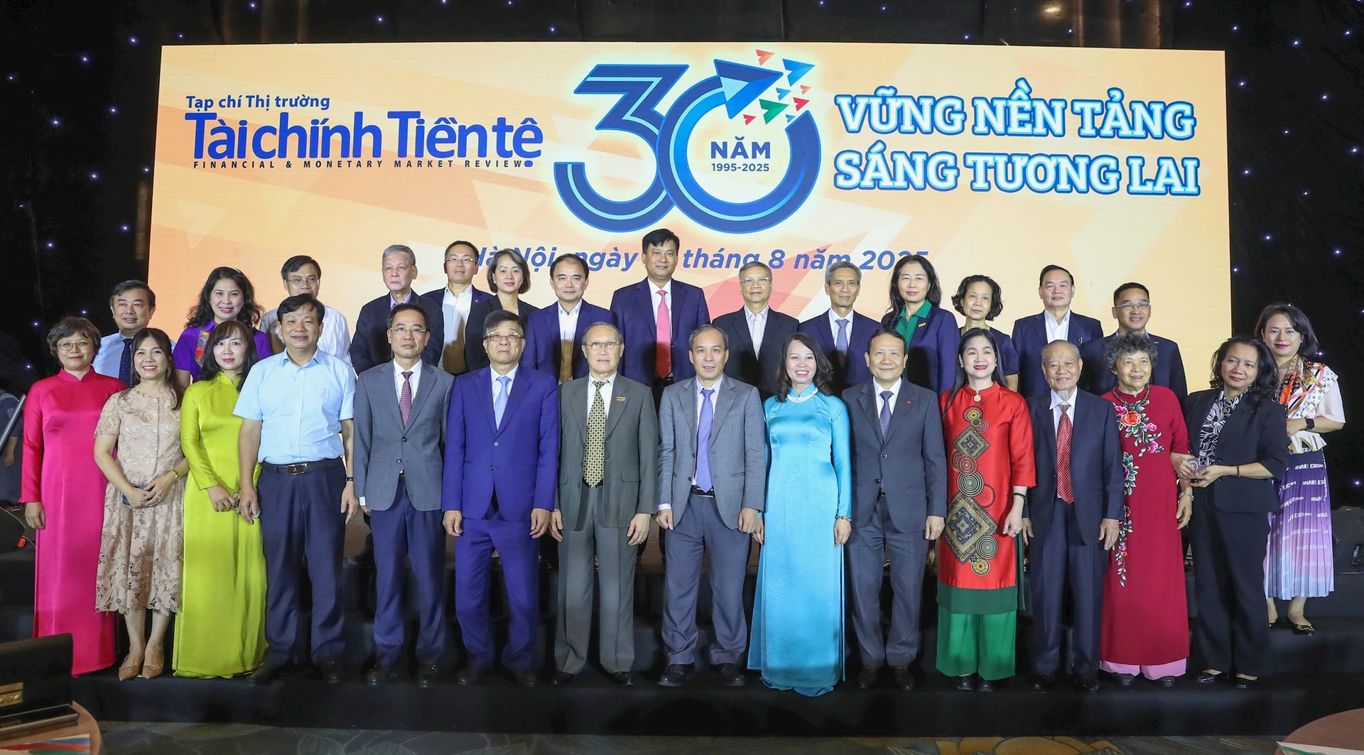 Các vị đại biểu và khách quý chụp ảnh lưu niệm. Ảnh: Huy Hoàng