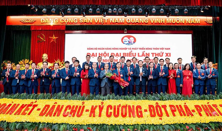 Đồng chí Đoàn Thái Sơn - Ủy viên Ban Thường vụ Đảng ủy, Phó Thống đốc Ngân hàng Nhà nước và các đồng chí Tổ chỉ đạo số 4 Đảng ủy Chính phủ tặng hoa chúc mừng Ban Chấp hành Đảng bộ Agribank nhiệm kỳ 2025 - 2030 ra mắt Đại hội