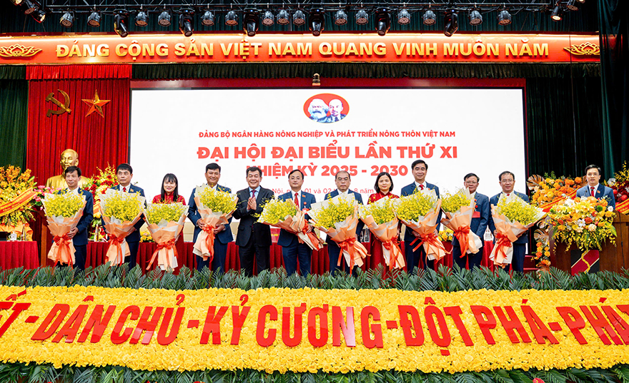 Đồng chí Nguyễn Đức Phong - Phó Bí thư Đảng ủy Chính phủ tặng hoa chúc mừng Ban Thường vụ Đảng ủy Agribank nhiệm kỳ 2025 - 2030 ra mắt Đại hội