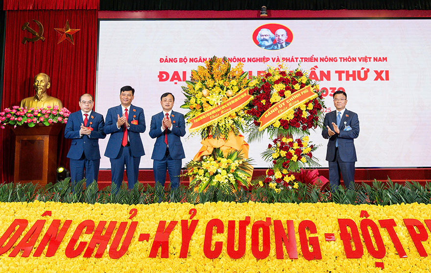 Đồng chí Lê Thành Long - Ủy viên Trung ương Đảng, Ủy viên Ban Thường vụ Đảng ủy Chính phủ, Phó Thủ tướng Chính phủ tặng hoa chúc mừng Đại hội đại biểu Đảng bộ Agribank lần thứ XI nhiệm kỳ 2025 - 2030