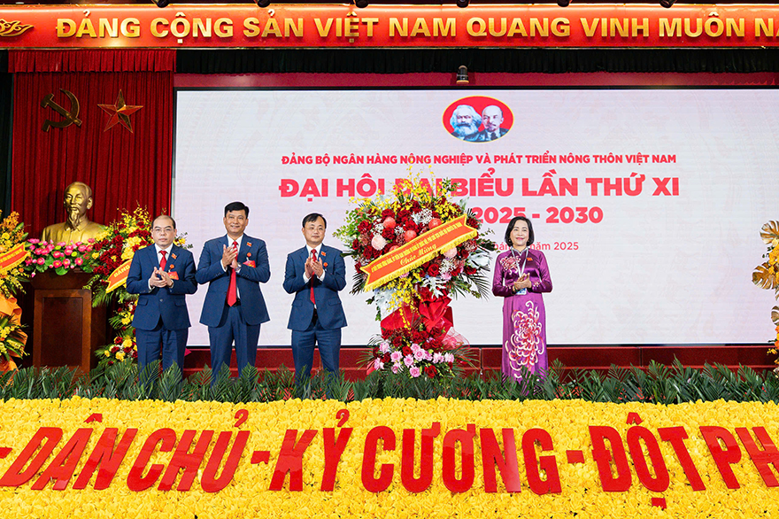 Đồng chí Nguyễn Thị Thanh - Ủy viên Ban Chấp hành Trung ương Đảng, Ủy viên Ban Thường vụ Đảng ủy Quốc hội, Phó Chủ tịch Quốc hội tặng hoa chúc mừng Đại hội đại biểu Đảng bộ Agribank lần thứ XI nhiệm kỳ 2025 – 2030