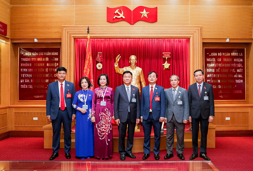 Các đồng chí lãnh đạo Đảng, Nhà nước, Chính phủ, Quốc hội, Ngân hàng Nhà nước tham quan phòng truyền thống và các thành tựu của Đảng bộ Agribank nhiệm kỳ 2020 - 2025