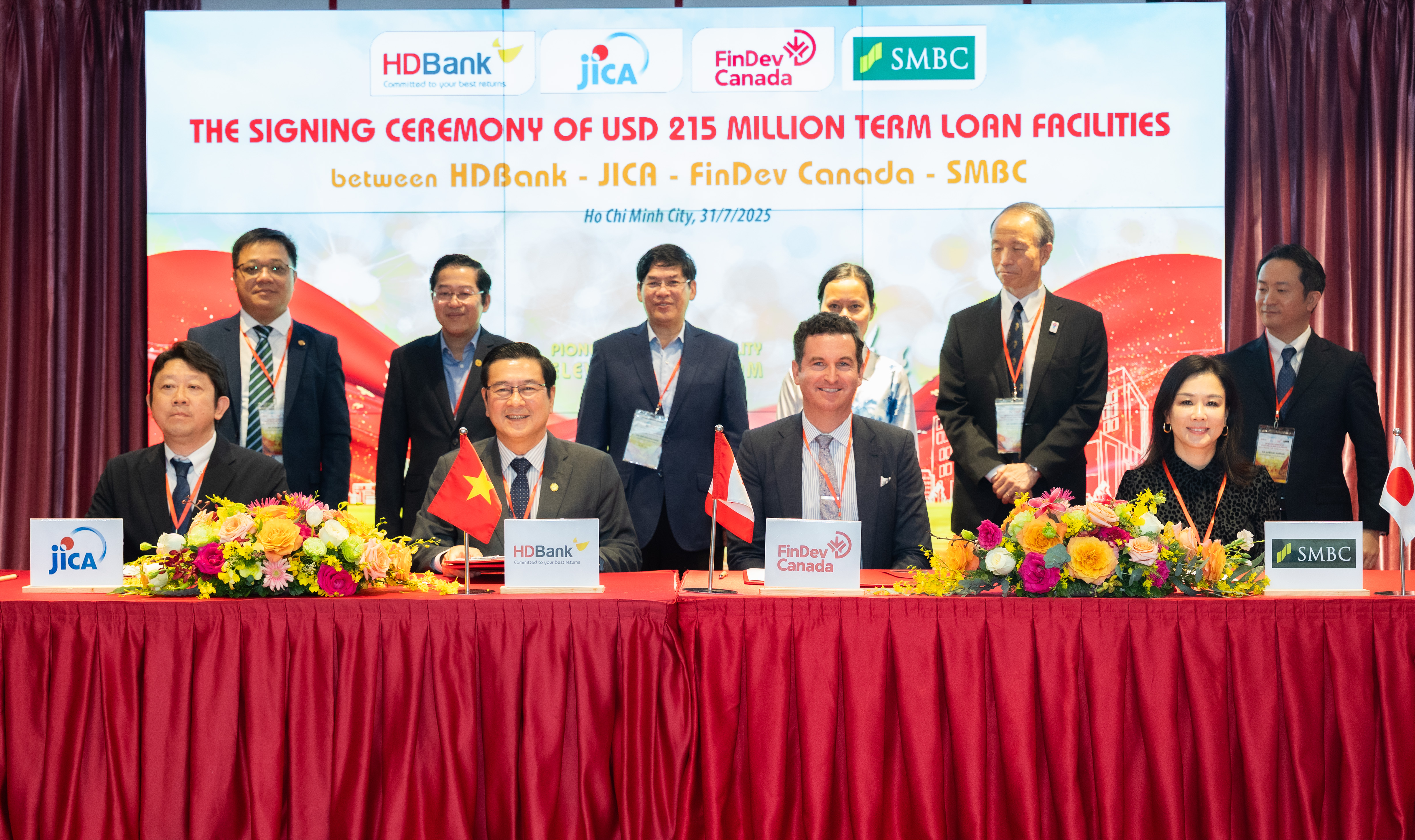 Ông Trần Hoài Nam- Phó Tổng Giám đốc HDBank- đại diện HDBank thực hiện ký kết khoản vay hợp vốn trị giá 215 triệu USD với JICA, FinDev Canada và SMBC