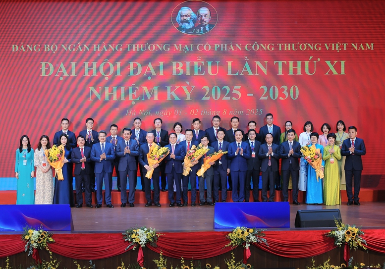 Phó Thủ tướng Bùi Thanh Sơn tặng hoa chúc mừng Ban Chấp hành Đảng bộ VietinBank - Ảnh: VGP/Hải Minh