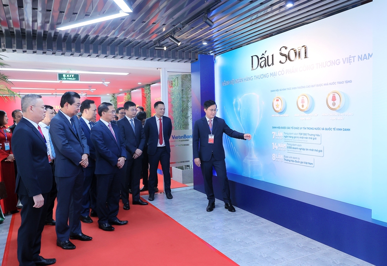 Phó Thủ tướng nghe giới thiệu về những mốc son trong hành trình xây dựng và phát triển của VietinBank - Ảnh: VGP/Hải Minh
