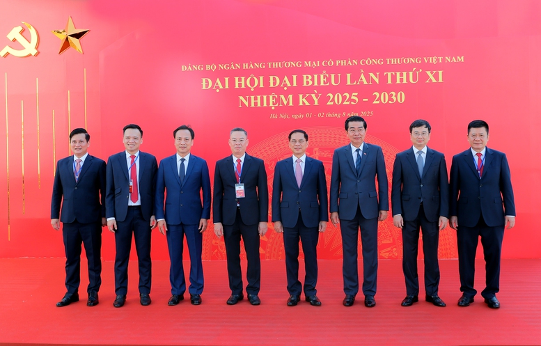Phó Thủ tướng chụp ảnh lưu niệm cùng các đại biểu - Ảnh: VGP/Hải Minh
