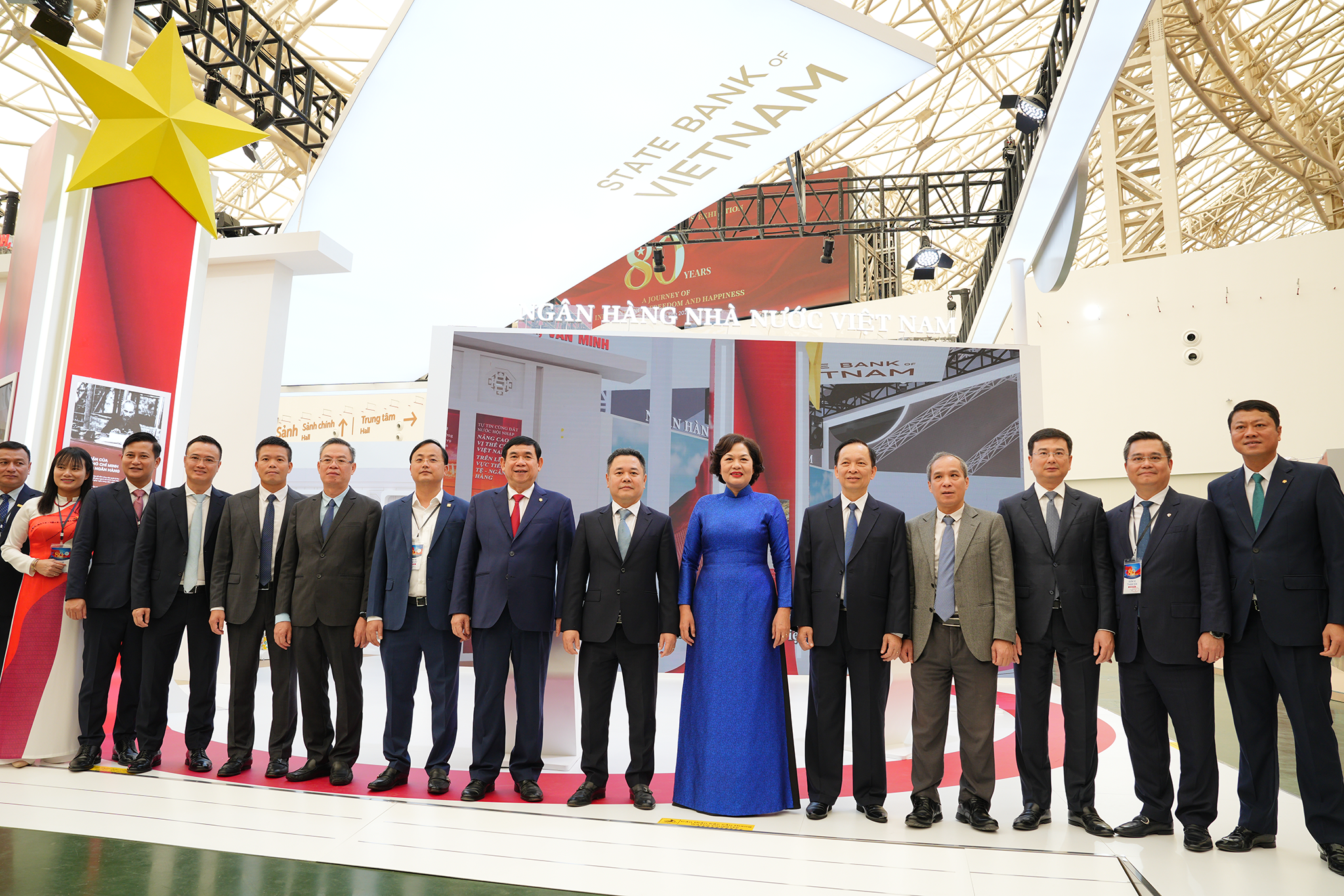 Ban lãnh đạo NHNN cùng đại diện các đơn vị trực thuộc và ngân hàng thương mại chụp ảnh lưu niệm tại gian triển lãm