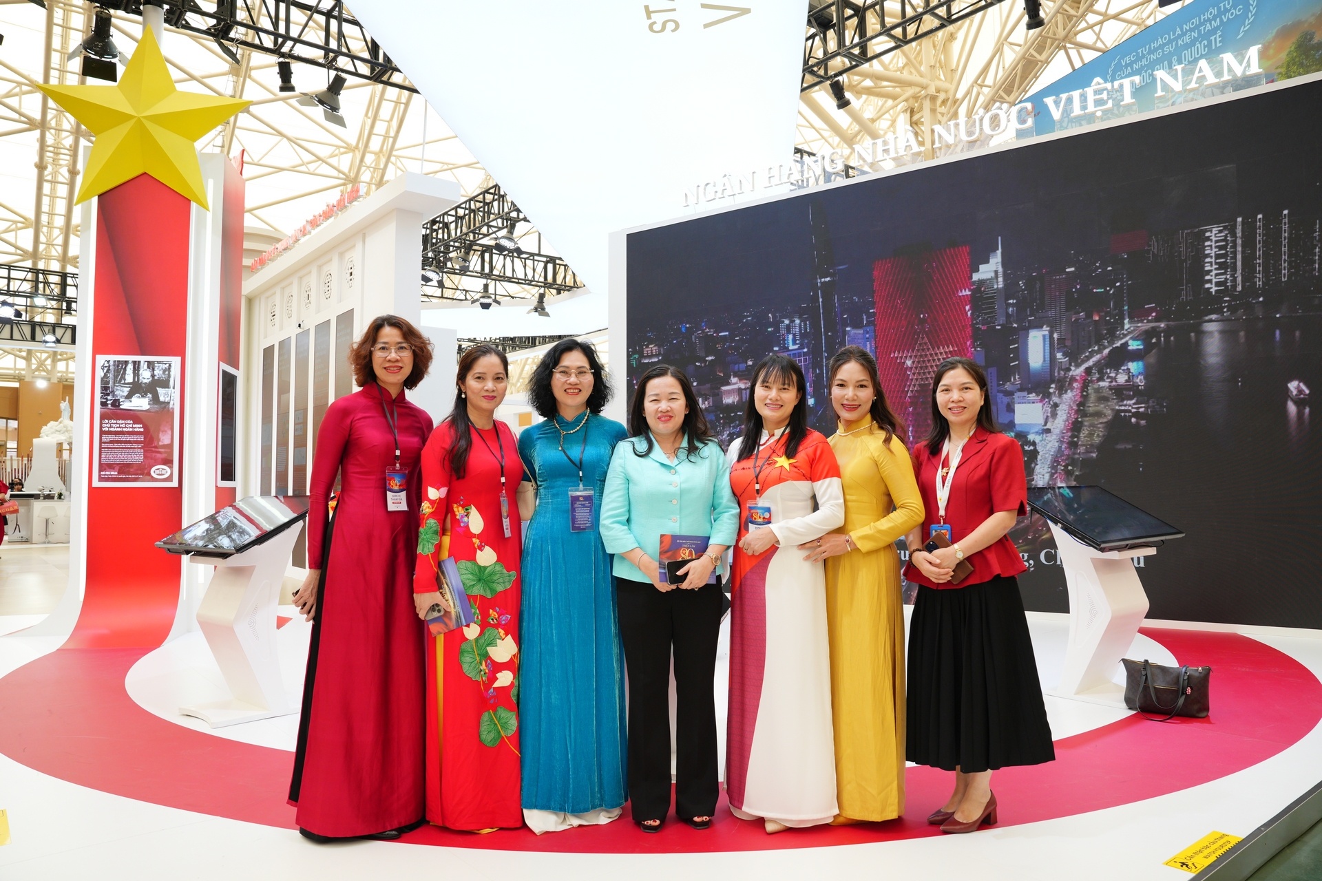 Các đại biểu chụp ảnh lưu niệm tại Phân khu "Lãnh đạo Đảng, Nhà nước với ngành Ngân hàng". Không gian nơi đây ghi dấu sự quan tâm đặc biệt của Đảng và Nhà nước đối với ngành Ngân hàng Việt Nam. Biểu tượng Sao vàng thiêng liêng nơi đây thể hiện nơi hội tụ tinh thần dân tộc, khát vọng vươn cao và niềm tin son sắt vào tương lai đất nước