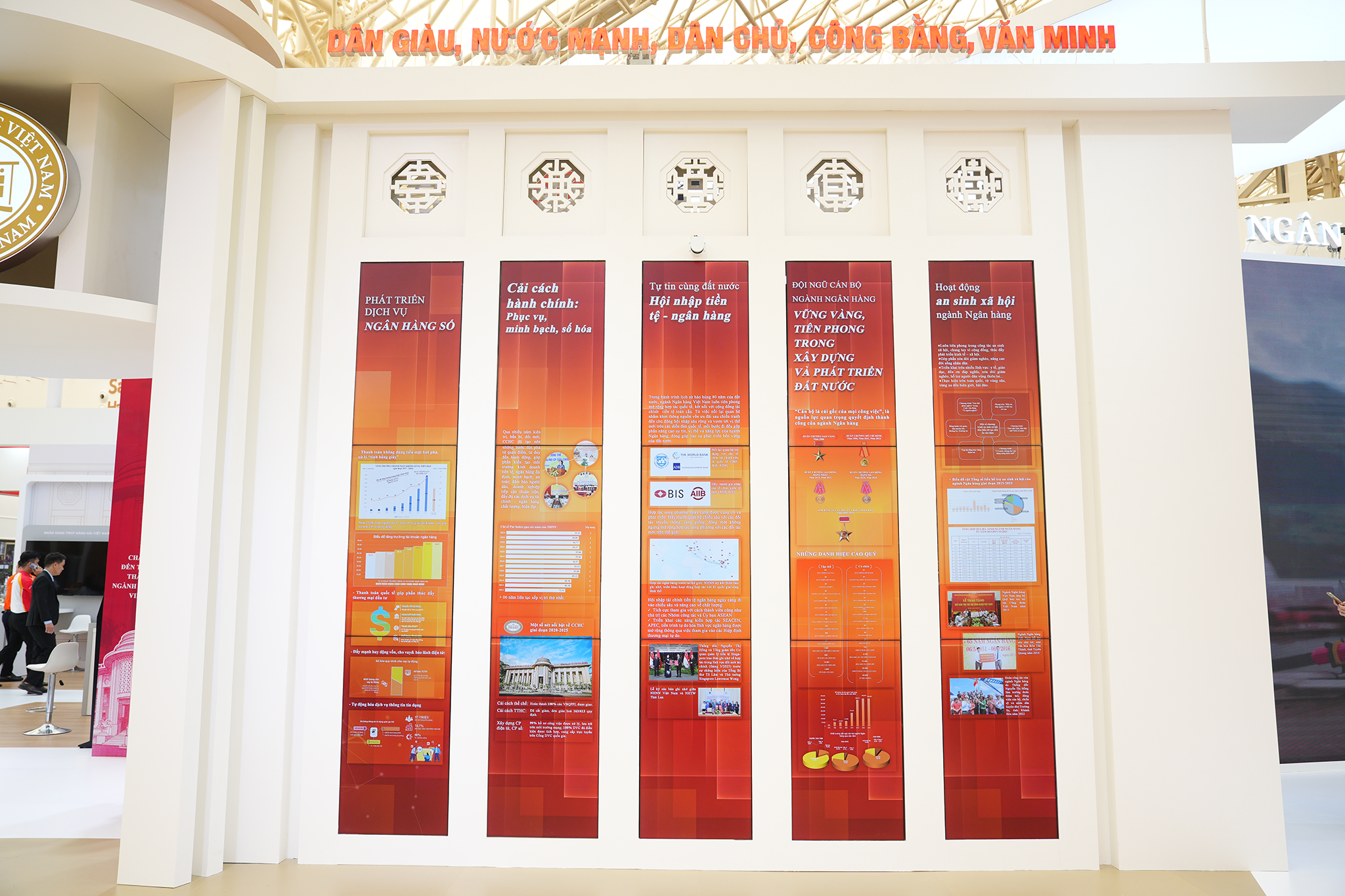Phân khu "Dấu ấn Ngân hàng Việt Nam" trưng bày những lời kể sống động về một Ngân hàng Việt Nam không ngừng chuyển mình để phụng sự đất nước, đồng hành cùng Nhân dân, lan tỏa niềm tin, giữ vững ổn định và kiến tạo thịnh vượng