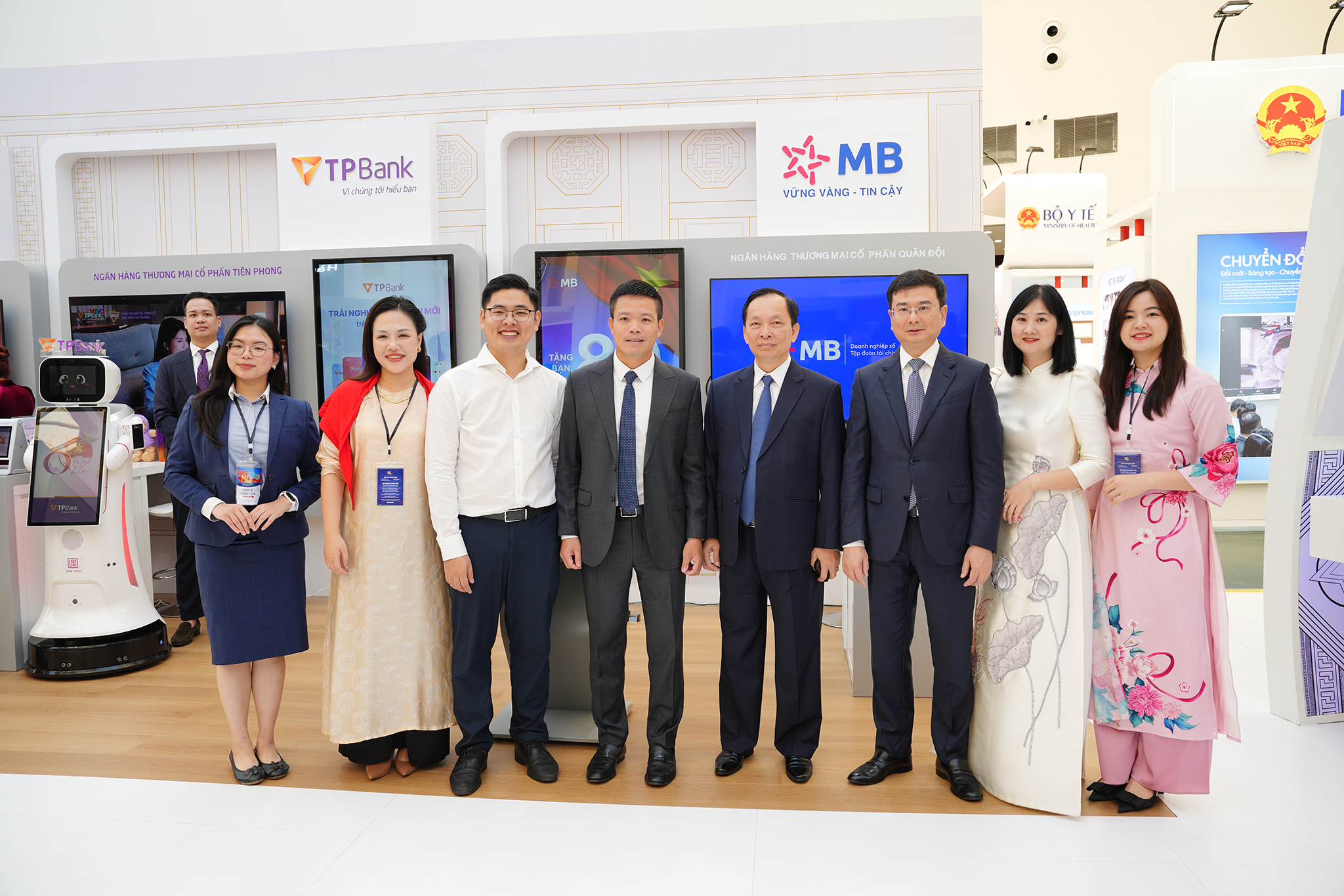 Một số hình ảnh ấn tượng tại gian triển lãm của ngành Ngân hàng: