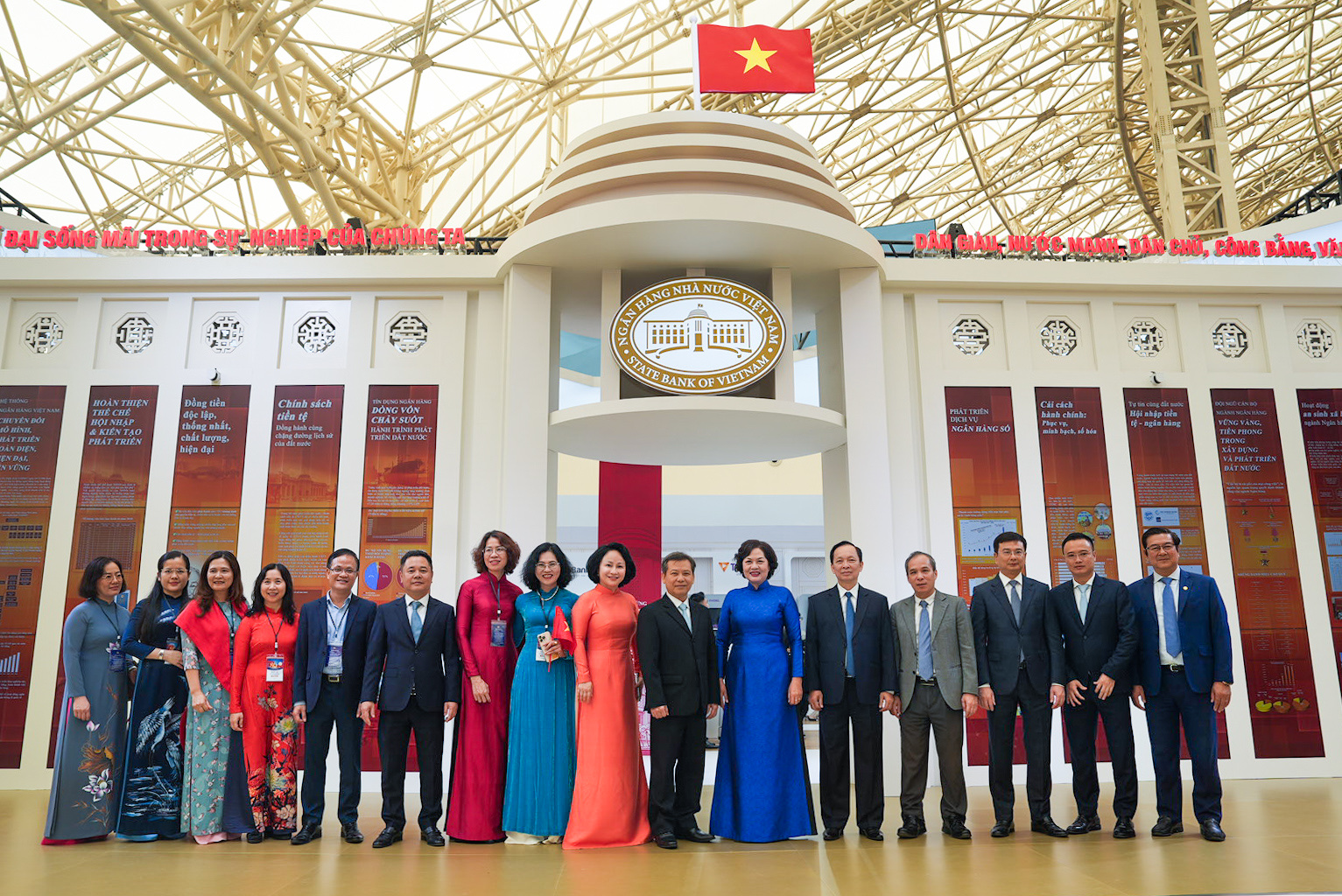 Chánh án Tòa án Nhân dân tối cao Lê Minh Trí chụp ảnh lưu niệm cùng Thống đốc, các Phó Thống đốc và lãnh đạo một số vụ, cục thuộc NHNN