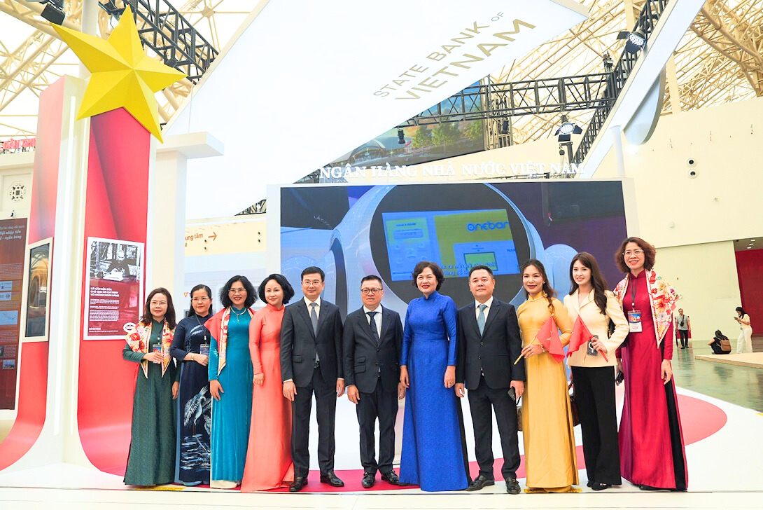Tổng Biên tập Báo Nhân Dân Lê Quốc Minh chụp ảnh lưu niệm cùng Thống đốc, các Phó Thống đốc và lãnh đạo một số vụ, cục thuộc NHNN