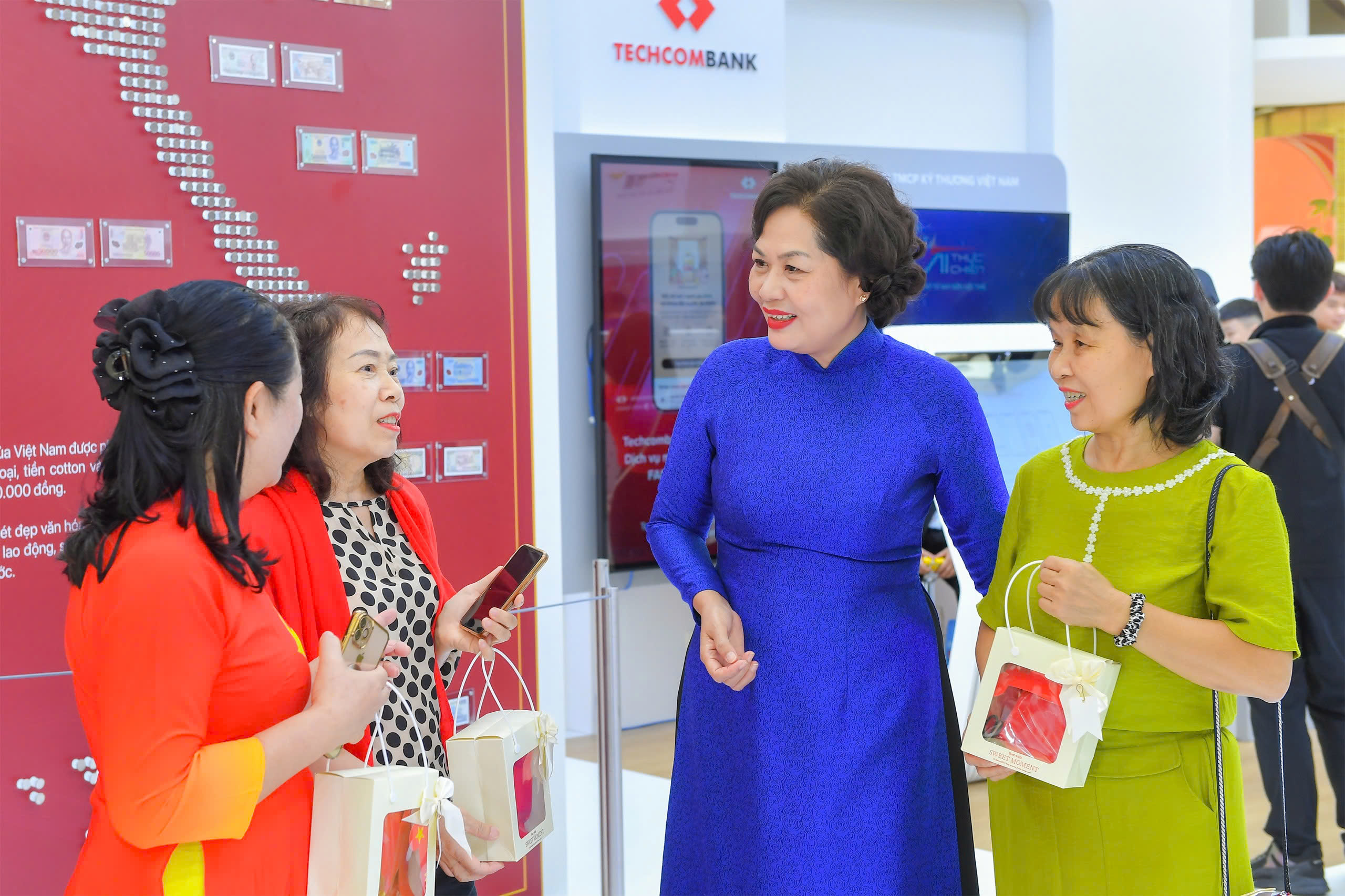 Thống đốc NHNN Nguyễn Thị Hồng chia sẻ với người dân về thành tựu ngành Ngân hàng được trưng bày tại triển lãm