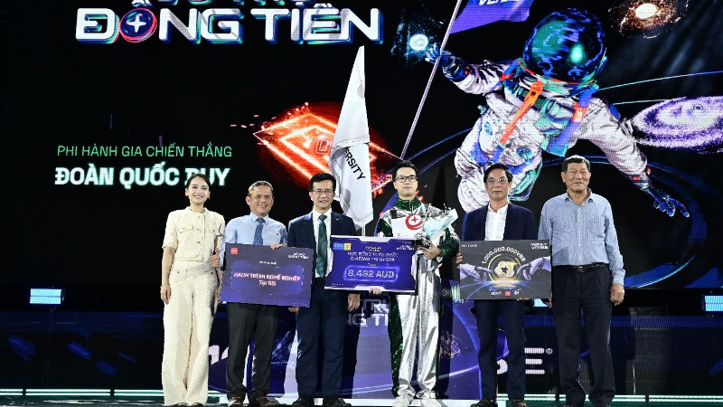 Đại diện BIDV trao tặng giải thưởng cho Quán quân mùa 1 - “Ngôi sao Vũ trụ đồng tiền” Đoàn Quốc Duy (Đại học VinUni)