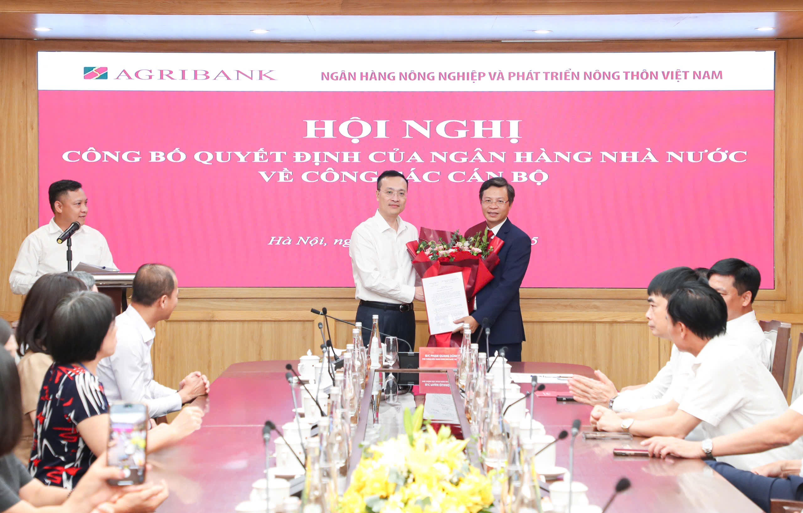 Đồng chí Đinh Việt Đông nhận hoa chúc mừng và Quyết định bổ nhiệm