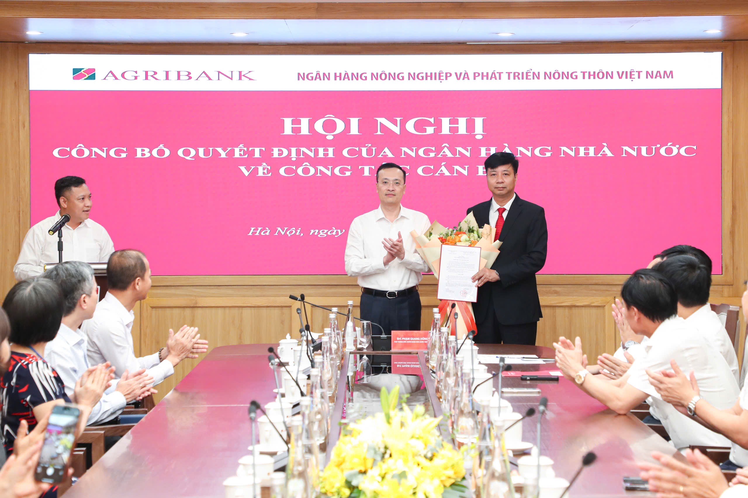 Đồng chí Nguyễn Văn Thành nhận hoa và Quyết định bổ nhiệm