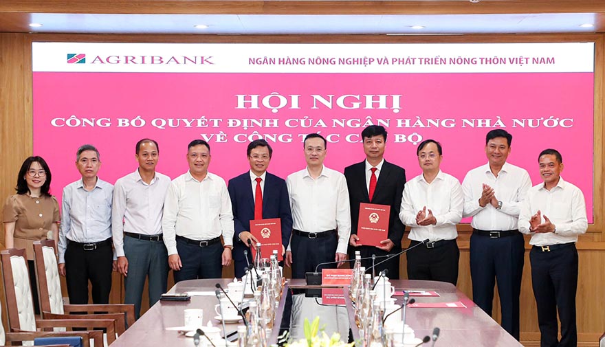 Đại diện Ban Thường vụ Đảng ủy, Hội đồng Thành viên, Ban Điều hành, Ban Kiểm soát Agribank chúc mừng các đồng chí nhận quyêt định
