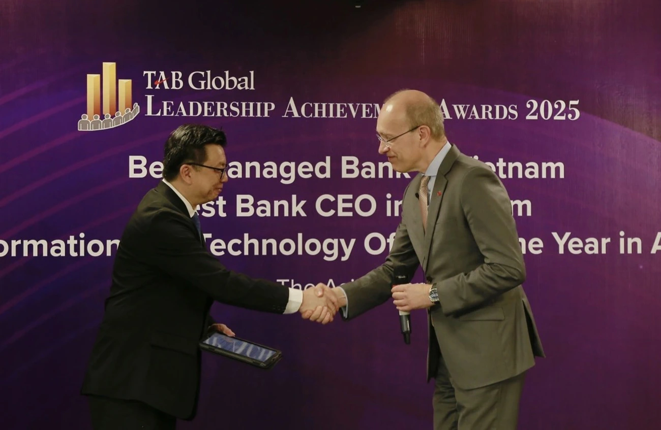 CEO Techcombank được vinh danh ‘Tổng giám đốc điều hành ngân hàng xuất sắc nhất Việt Nam’