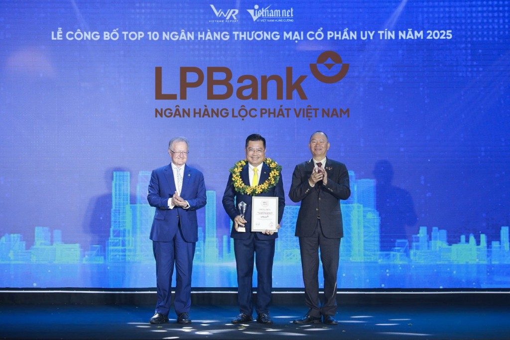 Ông Bùi Thái Hà, Phó Chủ tịch HĐQT LPBank nhận cúp và chứng nhận Top 10 Ngân hàng TMCP uy tín năm 2025 từ Ban tổ chức.