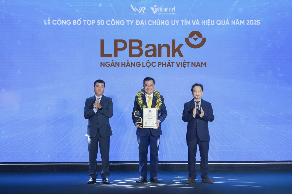 Ông Bùi Thái Hà nhận cúp và chứng nhận VIX50 từ Ban tổ chức.
