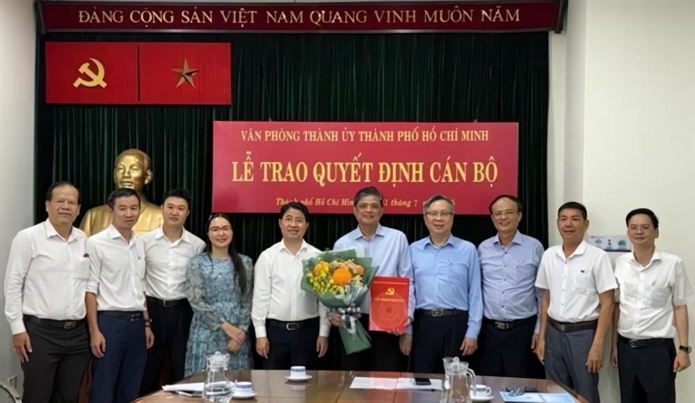 Lãnh đạo Văn phòng Thành ủy TP. Hồ Chí Minh trao quyết định cán bộ cho ông Nguyễn Khắc Nghiêm - tân Phó Tổng Giám đốc SaiGonBank