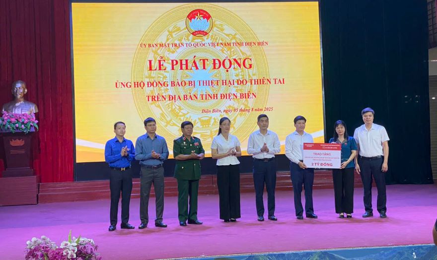 Đại diện Agribank, đồng chí Cao Văn Thắng - PGĐ Agribank Chi nhánh Điện Biên đã trao 2 tỷ đồng ủng hộ tại buổi lễ