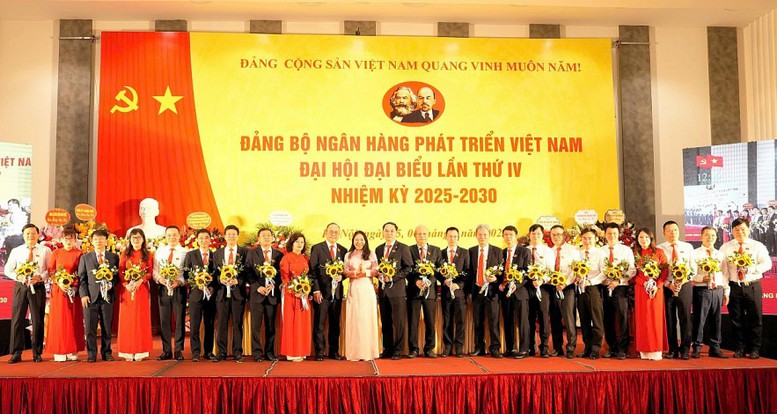 Ban chấp hành Đảng bộ Ngân hàng Phát triển Việt Nam nhiệm kỳ 2025 - 2030 ra mắt - Ảnh: VDB