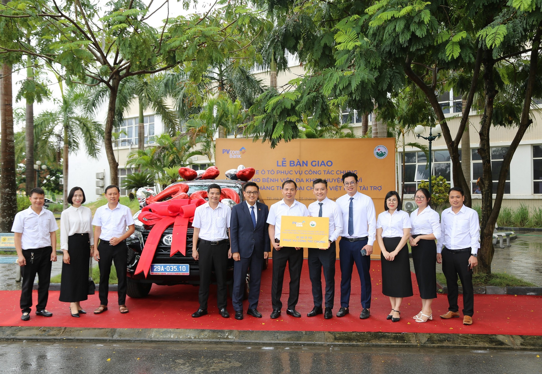 PVcomBank trao tặng xe ô tô phục vụ công tác cho Bệnh viện Đa khoa huyện Ba Vì