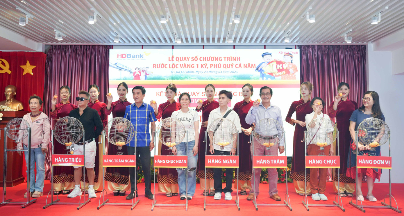Các khách hàng đã cùng tham gia quay số lồng cầu để tìm ra chủ nhân của các giải thưởng giá trị